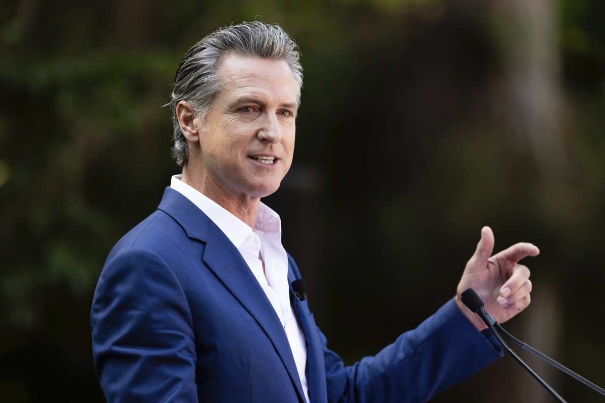 Thống đốc California Gavin Newsom khuyến khích các học khu hạn chế việc sử dụng điện thoại di động của học sinh